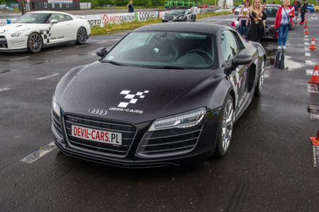 Driving behind the wheel of an Audi R8 V10 around the track (4 laps)